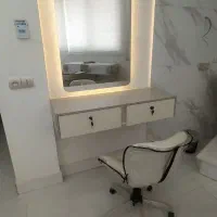 استخدام ناخن کار و صندلی رنگ و لایت