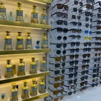 همکار خانم برای عینک فروشی