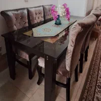 میز غذاخوری و تلویزیون