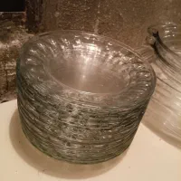 تعدای ظروف شیشه ای