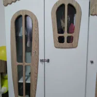 کمد دوتیکه جنس چوب  همراه با ویترین