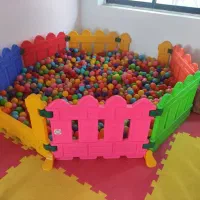 استخر توپ نردهای رنگی