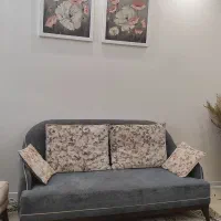 کاناپه مبل سه نفره با پرده ها