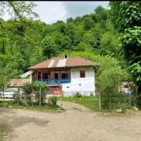 اجاره-ویلای-سنتی-چوبی-با-منظره-جنگل-و-رودخانه