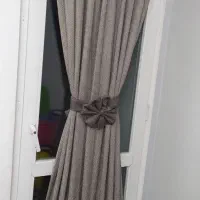 پرده جنس خوب در حد نو به دلیل جابجایی