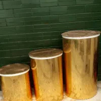 پایه های استوانه ای فلزی طلایی