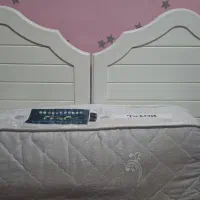 تخت و تشک در حد نو....‌تمیز و سالم