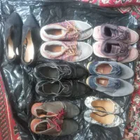 چند جفت کفش سالم و بدون هیچ زدگی
