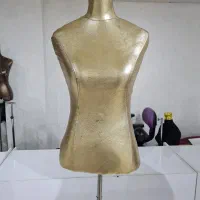 تعدادی مانکن و میزکار و صندلی چرخ دار