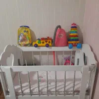 تخت گهواره ایی کنار مادر