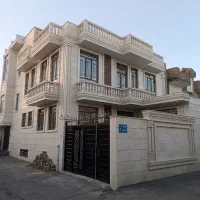 کار گر کاشی کاری وسنگ کار