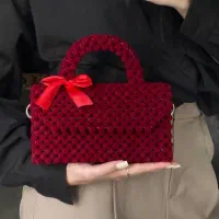 کیف مرواریدی|کیف، کفش، کمربند|اصفهان, باغ نگاره|دیوار