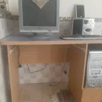 کامپیوتر  و میز