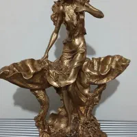 مجسمه زیبا ، شکلات خوری