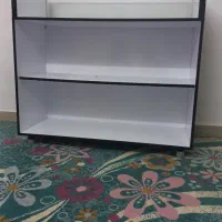 میز جلو یک در یک بسیار تمیز