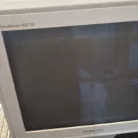 مانیتور سامسونگ قدیمی با کیبورد