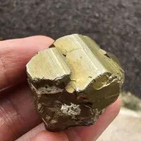 سنگ طلایی قدیمی