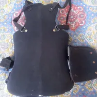 یک عدد کمربند طبی موجود است