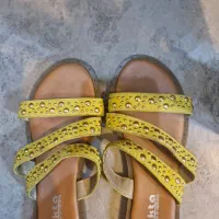 تمامی این کفش ها یکجا به فروش می‌رسد