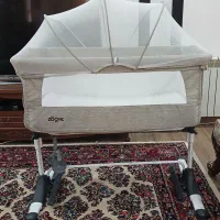 تخت کنار مادر زویه