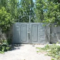 ۵۰۰ متر زمین دور دیوار در خواجه ربیع