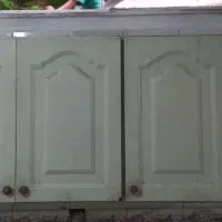 تعدادی کابینت آشپز خانه فلزی ویک عدد کابینت چوبی
