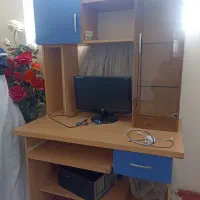 میز تحریر و کامپیوتر