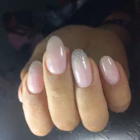 خدمات و آموزش کاشت ناخن