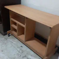 میز اداری و کامپیوتر