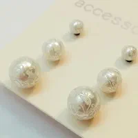 گوشواره میخی پک‌ دار طرحدار سفید