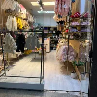 واگذاری تمامی پوشاک بچگانه همراه با قفسه و کولر