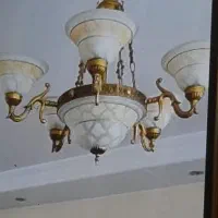 لوستر  مدل سلطنتی با دیوار ی