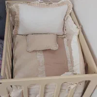 تخت کنار مادر