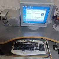 کامپیوتر به صورت کامل و میز