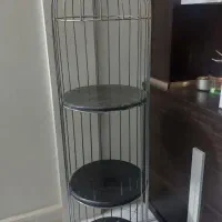 قفسه کنار سالنی