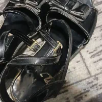 تعدادی لباس و کفش