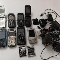 تعدادی گوشی و باتری و آدابتور و شارژر توافقی