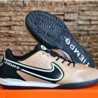 کفش سالنی و فوتسال