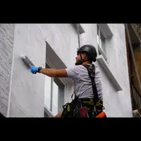 کار در ارتفاع عایق وآبندی پیچ رول پلاک کنیتکس