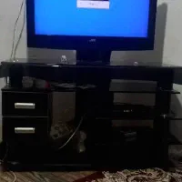 تلویزیون ۳۲ اینج مارکJVS با میز شیشه ترک و دیجیتال