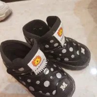 تعدادی وسایل بچه|کفش و لباس بچه|شیراز, زرهی|دیوار