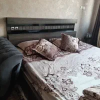 تخت دونفره بهمراه پاتختی و دراور و آیینه