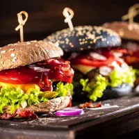 استخدام نیروی کار در فست‌فودی و کافه