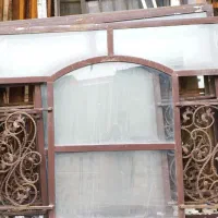 پنجره آهنی ساختمانی با رنگ قهوه‌ای