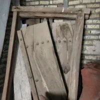 درب منزل چوبی. قدیمی باقدمت بالا