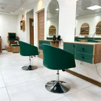 استخدام ناخن کار در سالن پر مشتری