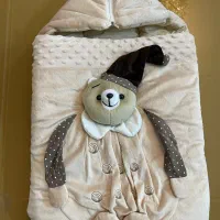 تعدادی لباس و لوازم بچگانه