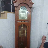 ساعت ایستاده چوب خوب با مشتری کنار میام