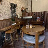 میز صندلی و کافی بار و تخته سیاه و لوازم کافه