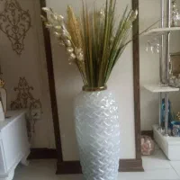 گلدان بزرگ همراه شاخه گل